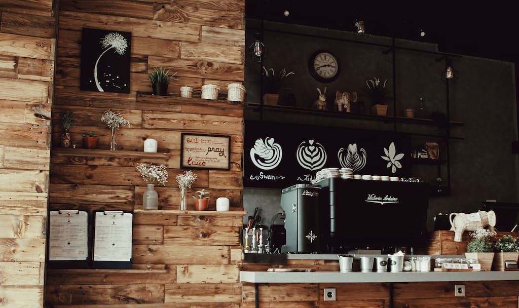 Tienda-de-cafe-o-mobiliario-de-madera-envejecida-1.jpg