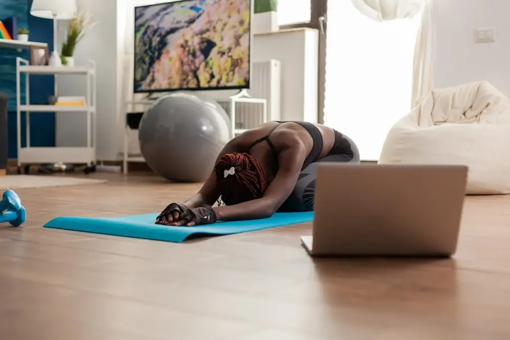 mujer-haciendo-yoga-1-1.jpg.webp