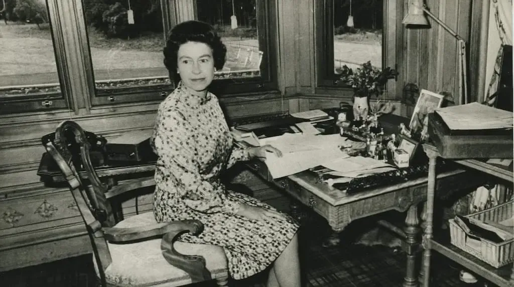 reina-isabel-II-escritorio.jpg.webp